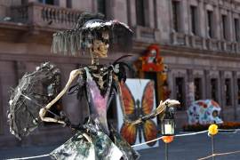 Catrinas monumentales y alebrijes destacan en la Plaza de Armas, combinando tradición mexicana y arte contemporáneo.