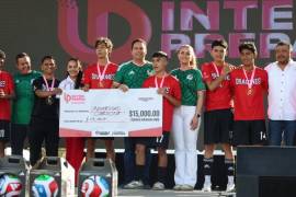 Los Dragones de la Universidad Carolina recibieron el trofeo de campeones del Torneo Interprepas 2026 en el Biblioparque Norte.