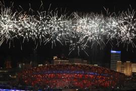 Los fuegos artificiales iluminan el cielo nocturno durante la ceremonia de apertura de los Juegos Olímpicos de Invierno de 2022 en Beijing. AP/Lu Ye/Pool Photo