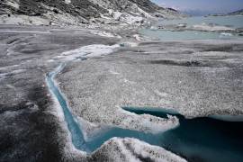 El agua fluye del glaciar del Ródano, que se está derritiendo, cerca de Goms, Suiza, el 10 de junio de 2025.