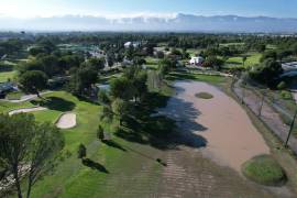 Las afectaciones incluyen áreas inundadas en el campo de golf, lagos llenos de lodo y canchas de tenis anegadas.