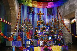 La Facultad de Ciencias Sociales de la UAdeC, en colaboración con la Facultad de Artes Plásticas, presenta un altar dedicado a artistas como Rubén Herrera, Eloy Cerecero, Clemente Orozco y Tina Modotti.
