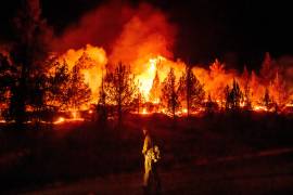 Un bombero vigila una operación de quema controlada en la lucha contra el incendio Bench en Warm Springs, Oregon, el 25 de julio de 2026.
