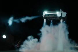 La nueva generación de su deportivo eléctrico Roadster, vehículo equipado con propulsores desarrollados con tecnología de SpaceX que le permiten elevarse del suelo y realizar maniobras aéreas.