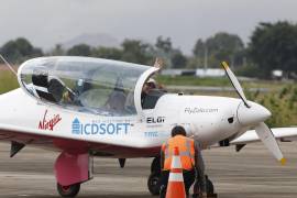 La piloto belga-británica Zara Rutherford, de 19 años, llega en su avión Shark Ultralight al Aeropuerto Internacional de Tocumen en la Ciudad de Panamá. AP/Ana Renteria