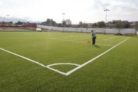 Brigadas municipales avanzan en la instalación de pasto sintético en la cancha del Centro Comunitario “Gustavo Espinoza Mireles”.