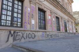 “Pintas” feministas en el Palacio de Gobierno de Saltillo, protestan por feminicidios, abusos sexuales, acoso y machismo.