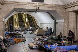 Personas se refugian en una estación de metro de Kiev, la capital de Ucrania, durante los ataques aéreos rusos en la madrugada del jueves 30 de julio de 2026.