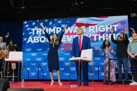 El entonces candidato presidencial republicano, Donald Trump la gobernadora Kristi Noem de Dakota del Sur en el Greater Philadelphia Expo Center &amp; Fairgrounds en Oaks, Pensilvania, el 14 de octubre de 2024.