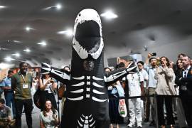 Una persona disfrazada anima durante la tradicional ceremonia de entrega del premio Fósil del Día en el Centro de Convenciones Hangar en Belém, Brasil..
