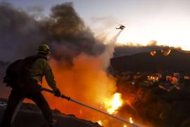 Bomberos y rescatistas trabajan a marchas forzadas para poder controlar el fuego.