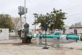 Personal de SIMAS Torreón concluyó el mantenimiento de la bomba 52R, asegurando el suministro de agua en varias colonias del sector.