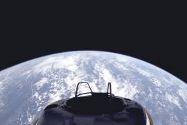 SpaceX muestra una vista de la Tierra y de la plataforma Skywalker para caminatas espaciales de la cápsula Dragon.