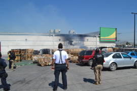 Prenden fuego a tarimas y cartón en centro comercial al sur de Saltillo