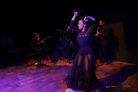 Saltillo, Coah. Mex. 03 de diciembre del 2021 Presentación de Jazzmenco, donde un trío de músicos de jazz fusionan su obra con la bailaora de flamenco Melisa Soto
