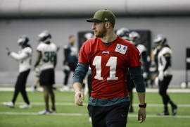 Compañeros de Carson Wentz lo tachan de egoísta y problemático