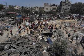 Según Hamas, bombardeos israelíes mataron el sábado a 92 palestinos en el campo de desplazados de Al Mawasi, en el sur del territorio, cerca de Jan Yunis
