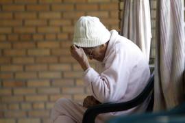 Adultos mayores llegan a los asilos sin una red familiar que los acompañe y, una vez dentro, pueden pasar meses sin recibir una visita.