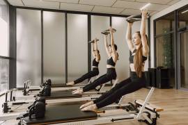 Lagree trabaja fuerza, resistencia y equilibrio mediante movimientos lentos y controlados sobre una máquina específica.