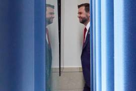 El vicepresidente JD Vance llega para hablar con los periodistas en la sala de prensa James Brady de la Casa Blanca.