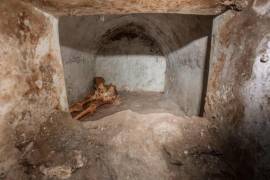 Investigadores de la Universidad de Valencia descubrieron una tumba magníficamente conservada y con el cuerpo parcialmente momificado en Pompeya. Hola news