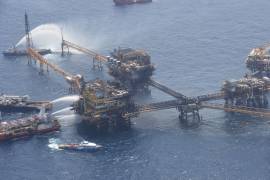 Pese a que el vertido alcanzó los 50 kilómetros cuadrados (mil veces el Zócalo de la CDMX) y hubo maniobras de contención iniciales, el Gobierno federal ocultó el incidente y permitió que el crudo avanzara.