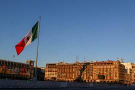 CIUDAD DE MÉXICO, 25SEPTIEMBRE2023.- Amanecer en el Zócalo con la bandera monumental. FOTO: MOISÉS PABLO/CUARTOSCURO.COM