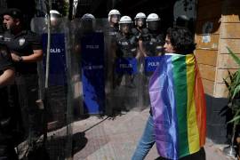 (IMAGEN ILUSTRATIVO) Comunidad de la marcha LGBT+ fue reprimida por la policía.
