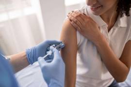 La vacuna protege contra lesiones precursoras del cáncer cérvico uterino.