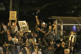 Protestas pacíficas en Charlotte tras imposición del toque de queda