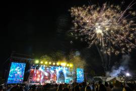 Una noche llena de ritmo y romance texano se vivió en el estadio Olímpico, donde El Duelo y La Casetera ofrecieron un concierto memorable para sus fans.
