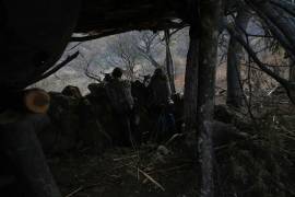 Miembros de un grupo local de autodefensa formado por residentes en respuesta a la violencia de los cárteles montan guardia en una colina con vistas a Guajes de Ayala, Guerrero, el martes 10 de marzo de 2026.
