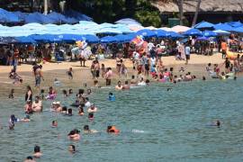 Turistas llenan playas, pese a advertencias de sana distancia y quedarse en casa