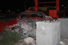 El Ford Mustang quedó completamente destruido después de una aparatosa salida de camino en el bulevar Miguel Ramos Arizpe.