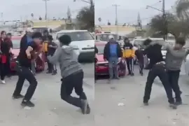 Estudiantes de la Secundaria Justo Sierra Méndez se enfrentan a golpes, mientras testigos graban la pelea sin intervenir.