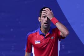 Novak Djokovic, de Serbia, reacciona durante el partido por la medalla de bronce de la competencia de tenis contra Pablo Carreño Busta, de España.