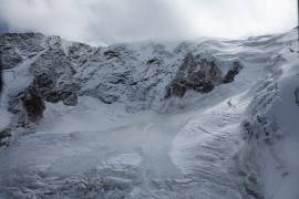 En la imagen, vista de una avalancha de hielo en el glaciar Trift, sobre la localidad de Saas-Grund, en Valais, Suza, el 10 de septiembre de 2017.