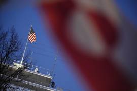 Copenhagen (Denmark), 14/01/2026.- A US flag (L) and flag of Greenland (R) during a demonstration under the slogan 'Greenland is for Greenlanders' in front of the US embassy in Copenhagen, Denmark, on 14 January 2026. (Protestas, Dinamarca, Groenlandia, Copenhague) EFE/EPA/Thomas Traasdahl DENMARK OUT