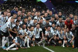 Los jugadores de Argentina, monarcas de Sudamérica, posaron con el trofeo tras ganar la ‘Finalissima’ ante el campeón europeo, Italia