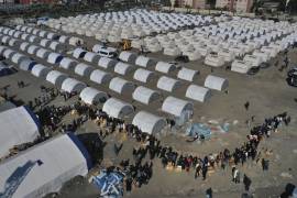 En 11 provincias miles de turcos siguen viviendo en tiendas de campaña o alojamientos temporales y recuperando pertenencias de entre los escombros.