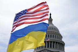 Las banderas de Estados Unidos y Ucrania ondean al viento frente al Capitolio en Washington. El Senado está avanzando con 95 mil millones de dólares en ayuda de guerra a Ucrania, Israel y Taiwán.