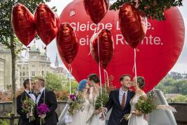 La organización Operation Libero escenifica matrimonios de tres parejas distintas en Berna. AP/Peter Schneider/Keystone
