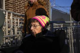 JoAnn Persch, de 90 años, una monja con las Sisters of Mercy, reza con otros en una vigilia frente a una instalación del Servicio de Inmigración y Aduanas de Estados Unidos en Broadview, Illinois.