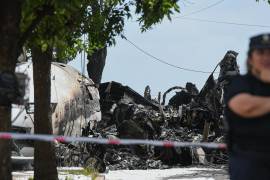 Un avión privado con dos pilotos a bordo se incendió tras accidentarse en las adyacencias del aeropuerto de la localidad bonaerense de San Fernando, a 30 kilómetros al norte de la capital argentina, confirmaron fuentes oficiales.