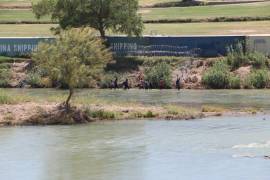 Se han visto a presuntos polleros guiar a migrantes por márgenes del río Bravo, en el lado mexicano.