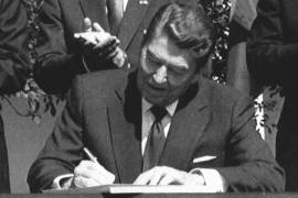 El presidente Ronald Reagan firma la legislación que implementa el acuerdo de libre comercio entre Estados Unidos y Canadá durante una ceremonia en la Casa Blanca, el 28 de septiembre de 1988.