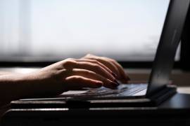 Una mujer trabaja en una laptop en un tren en Nueva Jersey, el 18 de mayo del 2021.