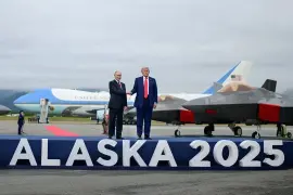 El presidente de Estados Unidos, Donald Trump (d), junto a su homólogo de Rusia, Vladímir Putin, a su llegada a Anchorage, Alaska.