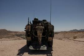 Un soldado estadounidense se despliega en un vehículo de combate como parte de la operación Ardent Vanguard, una misión de alto costo que ha abierto el debate sobre la preparación militar global de EU.