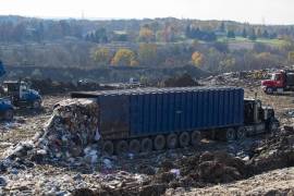 Un camión deja una carga de basura en el vertedero de South Kent en Byron Township, Michigan. El metano procede del uso de la energía, la agricultura y los vertederos, y también es natural.